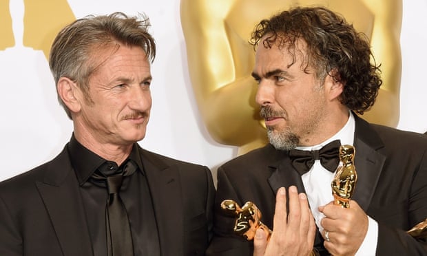  Sean Penn presented the best picture Oscar to director Alejandro González Iñárritu – but his joke about the winner’s green card fell flat.