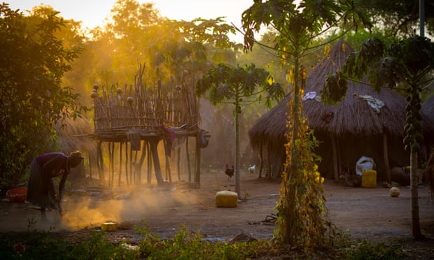 E6T1GH Anuak Tribe Woman Cleaning The Ground In Abobo, The Former Anuak King Village, Gambela Region, Ethiopia