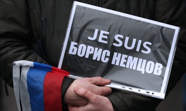 A marcher in Moscow holds a sign saying 'Je suis Boris Nemtsov'.