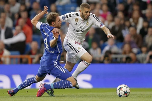 Karim Benzemaholds off Benedikt Hoewedes.