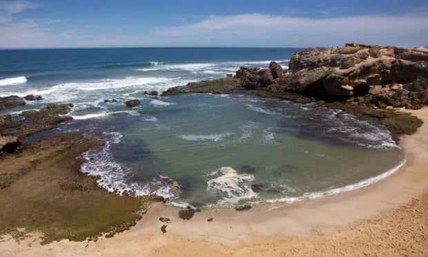 BX7WFH Shelley Bay, a popular tidal pool at Kenton-on-Sea, in South Africa's Eastern Cape.ShelleyBayKenton-on-SeaSouthAfricaBeachCoastEasternCapeWaterIndianOceanRockShellyOceanTidalTravelLandscapeCoastalSeaSandPoolSeascapeVacationNatureKenton