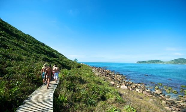 C39CG6 Paradise beach of Praia do Rosa in Santa Catarina state, Brazil. It is ranking as one of the most beautifuf beach in Brazil.brazilbeachpraiarosaimbitubasantacatarinavacationbeachlagoonsportsouthsantacatarinabrazilsurferbaybeautifulamericadunecoastwatertravellingsurflandscapesandwavepraiadorosaseaoceantravelimbitubaseascapebayoceansouthimbitubawavesurfervacationsporttravellingtravelcoastamericawaterseasantacatarinabeautifulsurfpraiadorosasandbeachoceanbrazillandscapedunebaylagoonsouth