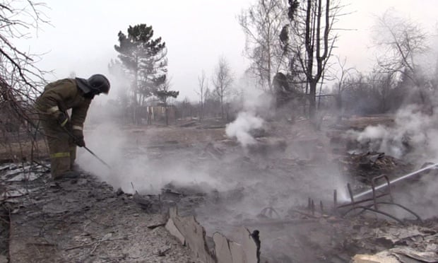 Российский государственный телерепортер кинул горящий окурок на месте Сибирского пожара