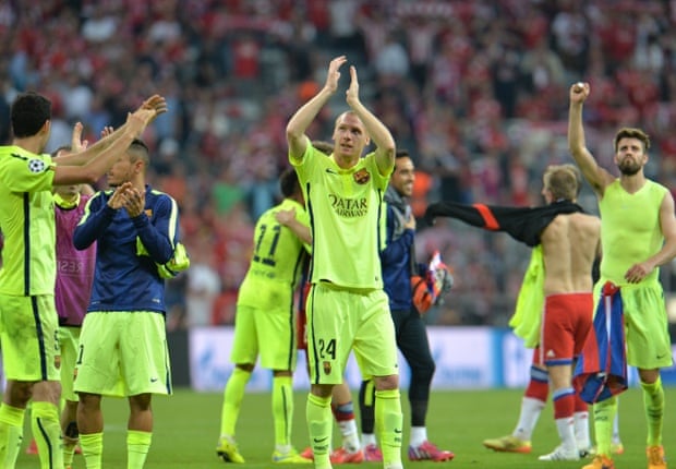 The victorious Barcelona players applaud their supporters in the Allianz Arena ...