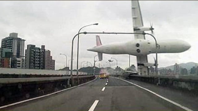 Taiwanese TransAsia GE235 passenger plane crashes into river in.