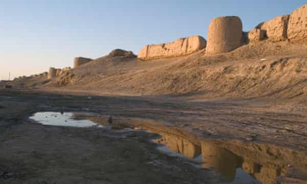 午後遅く、メリー・トルクメニスタンのヴェルフの古代都市壁