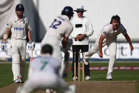 Ο Ben Green του Leicestershire κερδίζει τον Warwickshire Will Young.