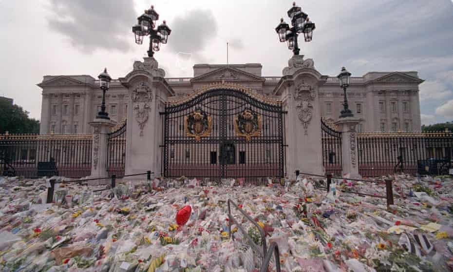 floral tributes to princess diana at buckingham palace in 1997