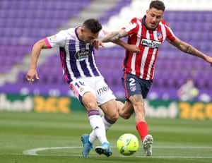 レアル・バリャドリッドのオスカル・プラノは、アトレティコ・マドリードのホセ・ヒメネスからのプレッシャーを受けて、チームの最初のゴールを決めました。