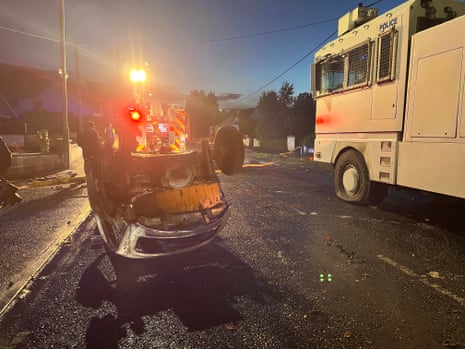 Cañón de agua desplegado en la segunda noche de desorden después de ataque con cuchillo en Belfast
