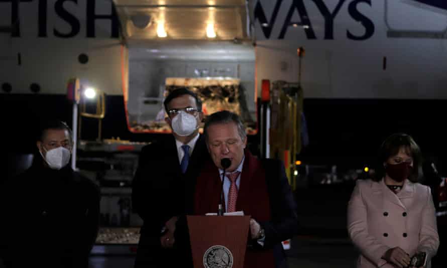 Viktor Koronelli, the Russian ambassador to Mexico marks the arrival in the country of the first batch of 200,000 doses of Sputnik V.