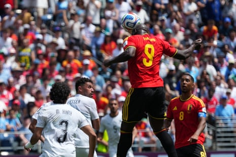 Romelu Lukaku heads wide with the goal at his mercy.
