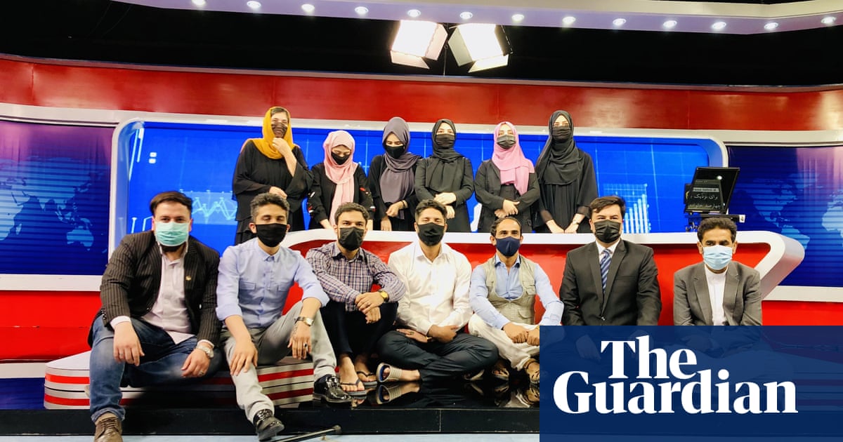 Presentadores masculinos de la televisión afgana se enmascaran para apoyar a sus colegas después del decreto de los talibanes