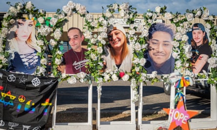 Un mémorial pour certaines des victimes de la fusillade au Club Q à Colorado Springs, Colorado.