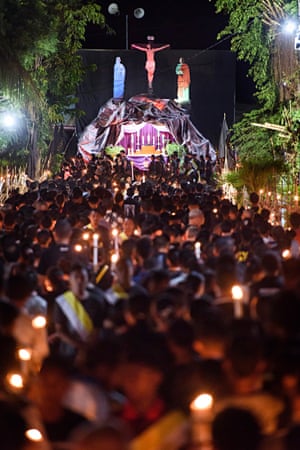 In the evening of Good Friday, tens of thousands of devotees gather for a candlelit procession along a seven kilometre course around the town. Within the orderly procession are dozens of choirs that are each singing their own hymns.