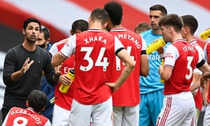 Mikel Arteta delivers an Arsenal team talk.