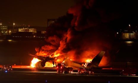 Een A350 van Japan Airlines staat in brand op de internationale luchthaven Haneda in Tokio.