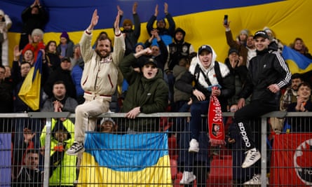 Les supporters du Shakhtar Donetsk célèbrent la victoire de leur équipe après les éliminatoires de la Ligue Europa.