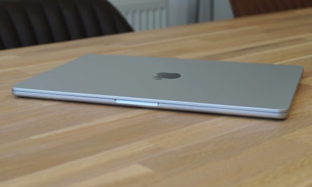15-дюймовый Apple MacBook Air в закрытом виде лежит на деревянном столе.