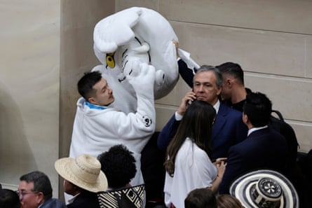Luis Carlos Rúa taking off his costume