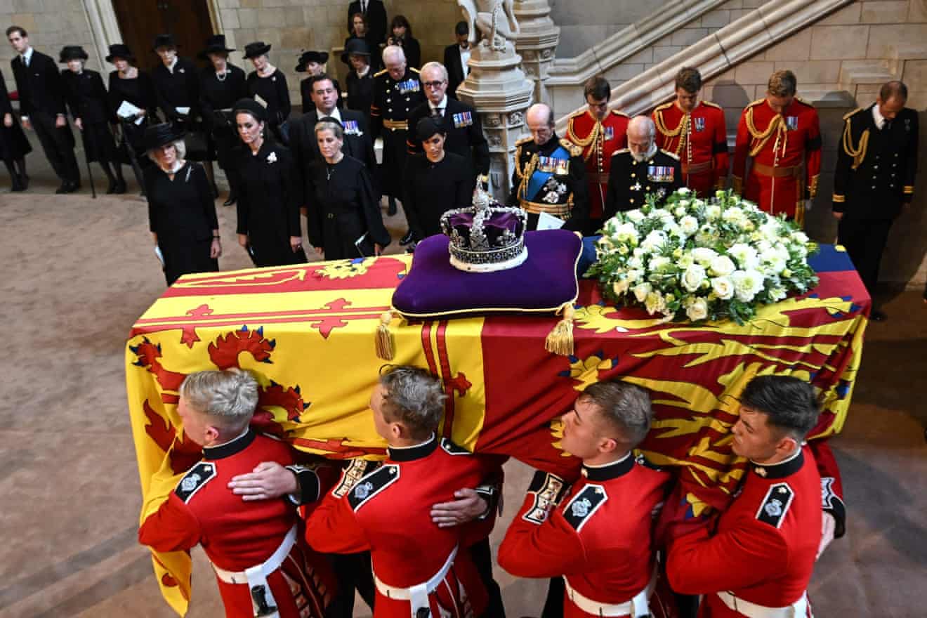 Purtătorii de sicriu din Compania Reginei, Batalionul 1 Grenadier Guards poartă sicriul Reginei Elisabeta a II-a în fața familiei sale, la sosirea la Westminster Hall.