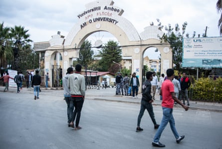 Students and police outside the gates of Ambo University in Ethiopia’s Oromia region