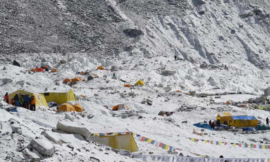 Everest Base Camp หนึ่งวันหลังจากหิมะถล่มที่เกิดจากแผ่นดินไหวทำให้ไซต์เสียหายในเดือนเมษายน 2558