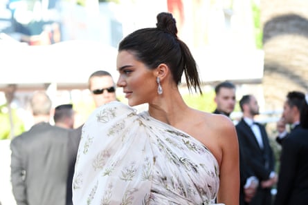 jenner menoleh ke samping
