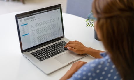 Người phụ nữ làm việc trên máy tính xách tay ở nhà