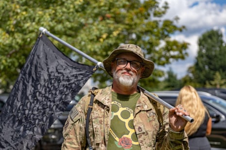 Un veterano que protesta quemando a un estadounidense flag