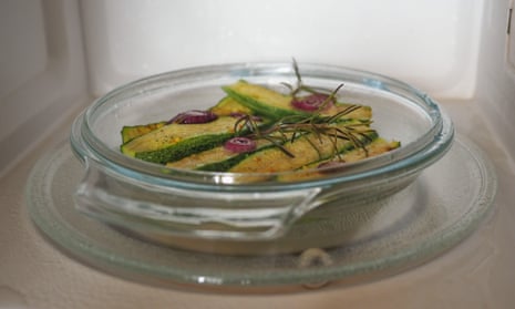 Courgette slices in a microwave oven