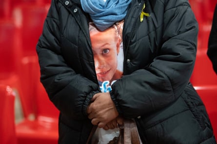 A member of the public wears a T-shirt with a picture of the missing child, Joshlin Smith, on it in court