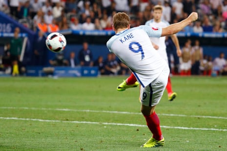 Harry Kane fires in a volley, which is well saved by Halldorson.