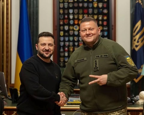 Володимир Зеленський і Валерій Залужний тиснуть один одному руки під час зустрічі в Києві в лютому 2024 року.