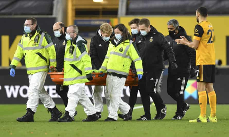Rui Patrício is taken on a stretcher