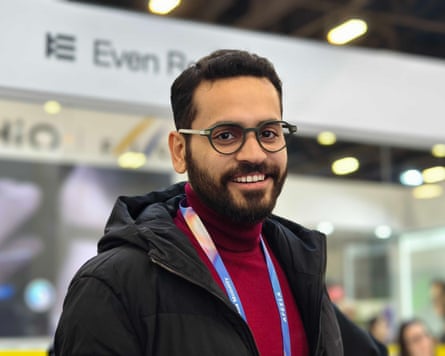 een persoon die een slimme bril Xreal 1S AR Even Realities G2 draagt