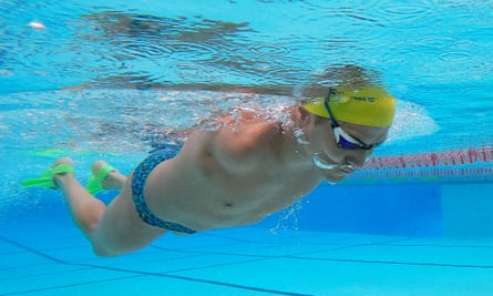 Abbas Karimi swimming