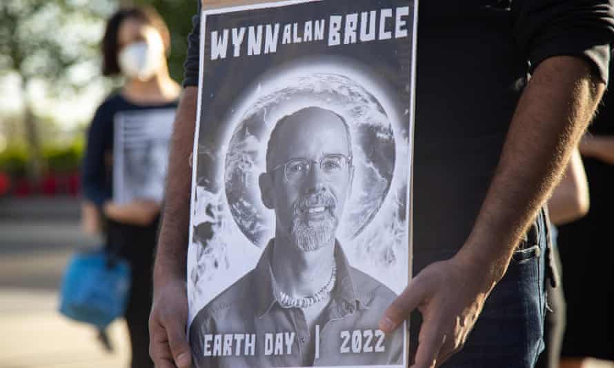 Une personne tient une pancarte lors d'une veillée au bâtiment de la Cour suprême à Washington DC2 pour le militant écologiste Wynn Alan Bruce, qui s'est immolé la semaine précédente.