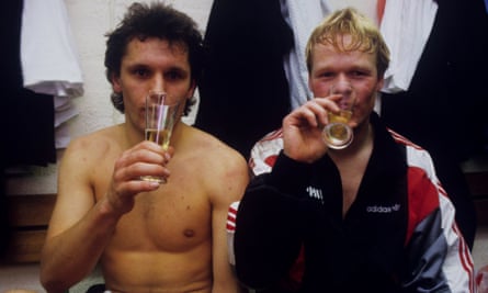 Hans Gillhaus (à gauche) et Ronald Koeman du PSV après avoir remporté la ligue néerlandaise en avril 1988.