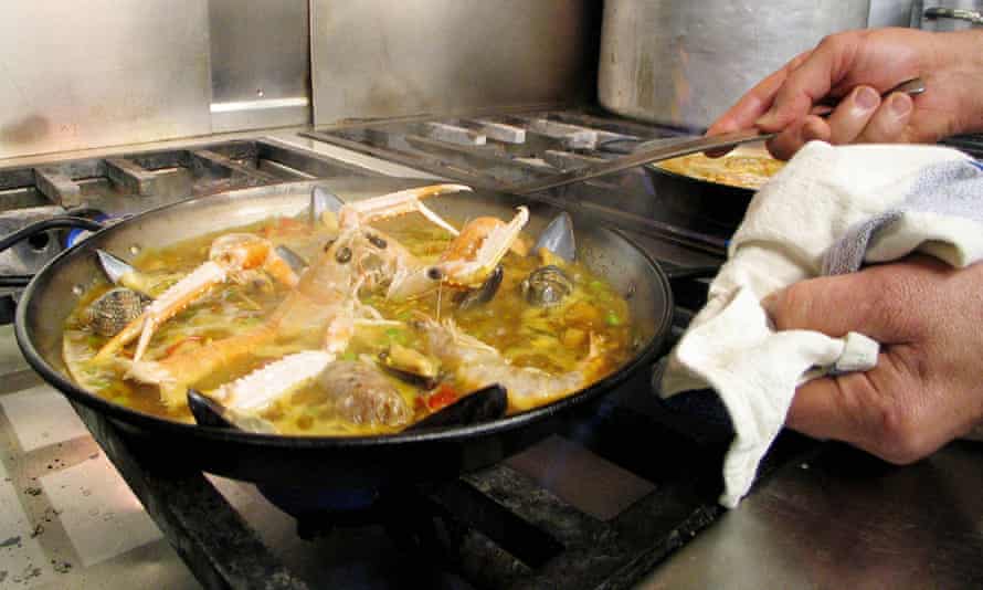 Домашняя паэлья готовится в 7 Portes в Барселоне Домашняя паэлья готовится в 7 Portes в Барселоне