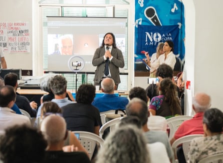 Josi Gerardo Della Ragione addressing a room full of people