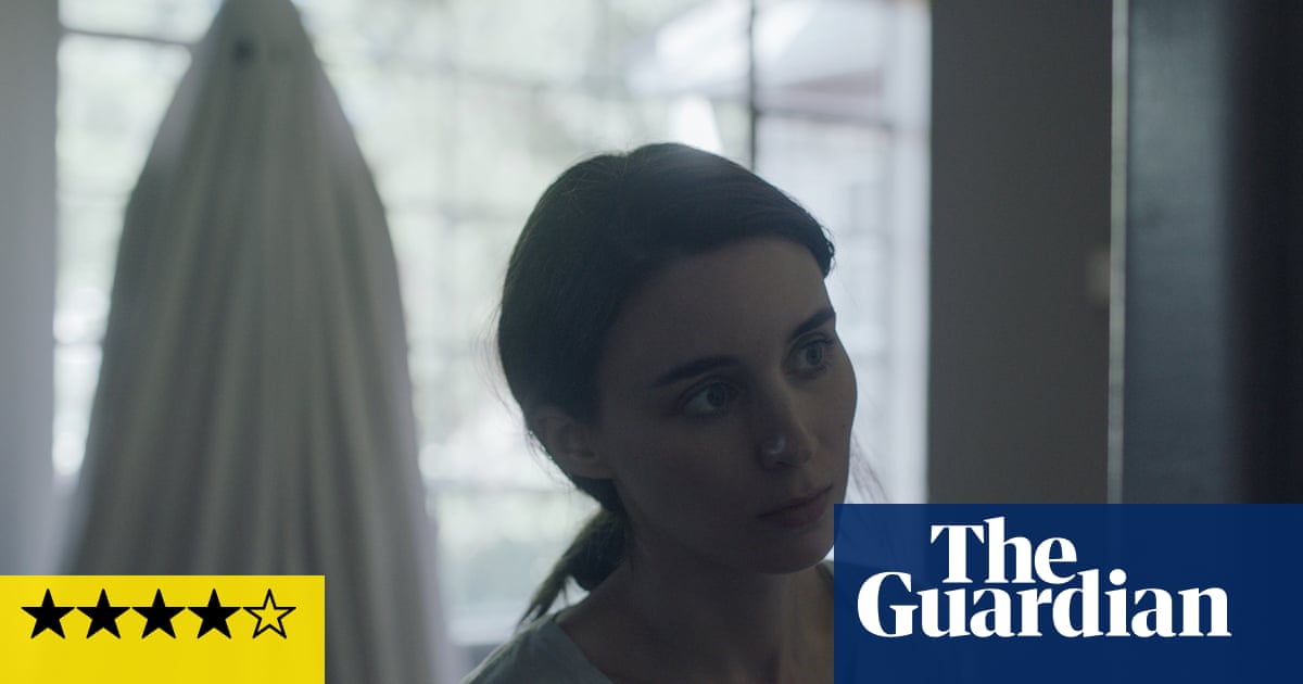 A Ghost Story Review Casey Affleck Is Truly Haunting Film