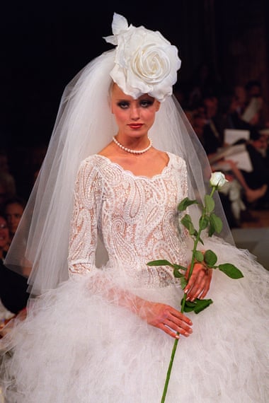 Un mannequin présentant une robe de mariée de la collection haute couture automne-hiver de Hanae Mori à Paris, 2000.