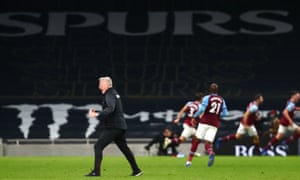 David Moyes celebrates after Manuel Lanzini's equaliser.
