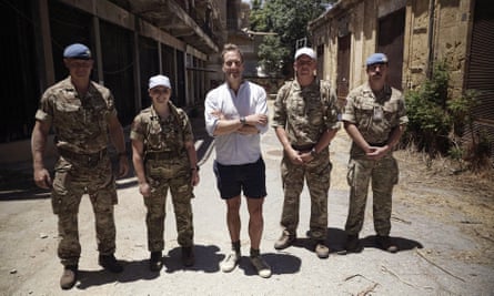 Ben Fogle avec des casques bleus de l'ONU dans la zone tampon de Chypre.