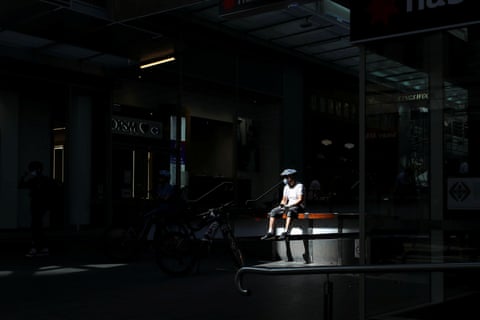 A bicycle delivery man wears a face mask during the implementation of stricter social-distancing and self-isolation rules to limit the spread of the coronavirus disease (COVID-19) in Sydney, Australia, March 31, 2020. 
