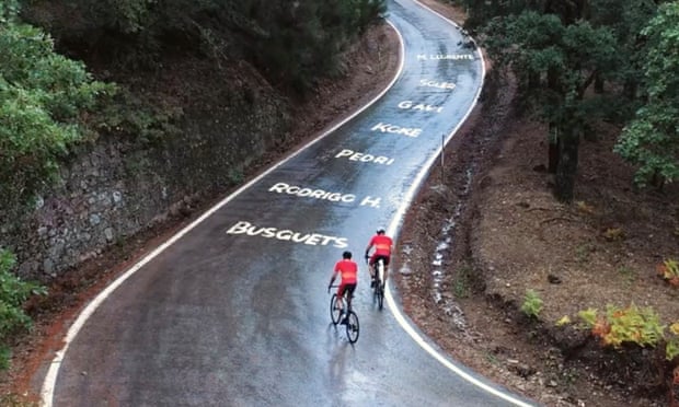 Player names superimposed on the road during Luis Enrique’s ride
