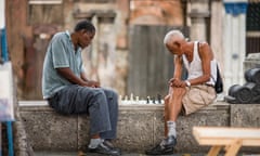 Cubanos focused on a game of chess in a loud, busy outdoor market in Havana.<br>P7JEGN Cubanos focused on a game of chess in a loud, busy outdoor market in Havana.