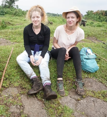 Due giovani donne in attrezzatura da escursionismo si siedono a terra in un parco nazionale. 