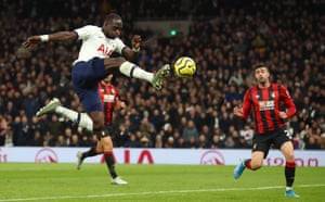 Moussa Sissoko volleys in third!